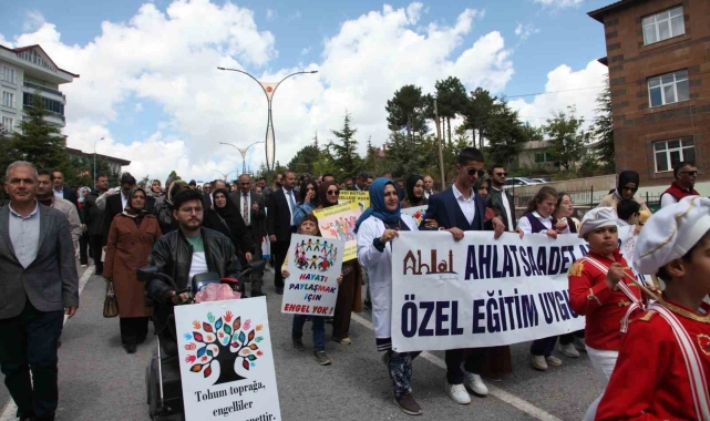 Ahlat'ta engelliler için farkındalık yürüyüşü