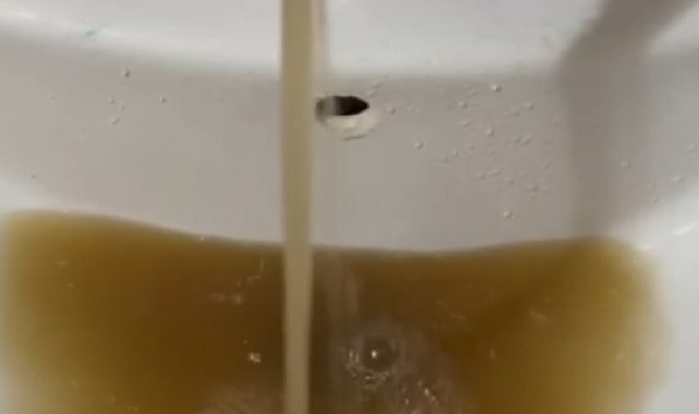 Akraba atamasıyla tepki çeken belediye bu kez de çeşmelerden çamur akmasıyla gündemde