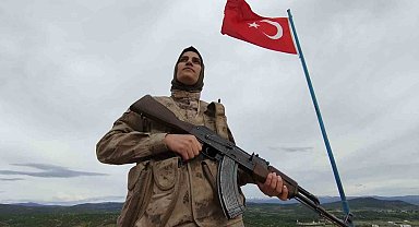 Akşam vatan nöbetinde, gündüzleri anne