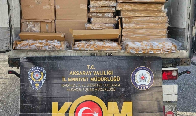 Aksaray&#039;da tırın dorsesinde 800 bin adet dolu makaron ele geçirildi