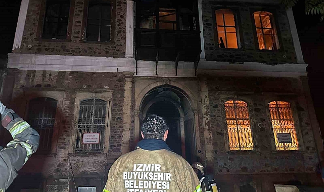 Alev alev yanan tarihi bina küle döndü