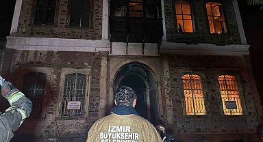 Alev alev yanan tarihi bina küle döndü