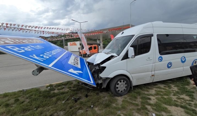 Alkollü sürücü yön tabelasına çarptı