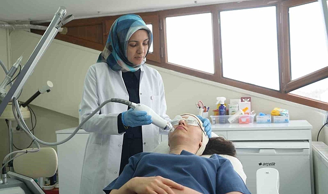 Altın iğne uygulaması, kırışıklık, akne ve yara izlerini azaltıyor