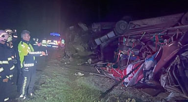 Amasya’da 3 tır kupası taşıyan tır devrildi, 1 yaralı