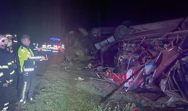Amasya’da 3 tır kupası taşıyan tır devrildi, 1 yaralı