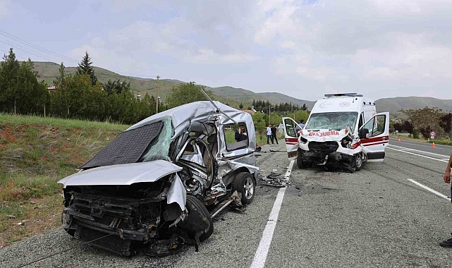 Ambulans ile hafif ticari araç çarpıştı 2&#039;si polis 6 yaralı var