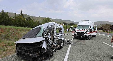 Ambulans ile hafif ticari araç çarpıştı 2'si polis 6 yaralı var