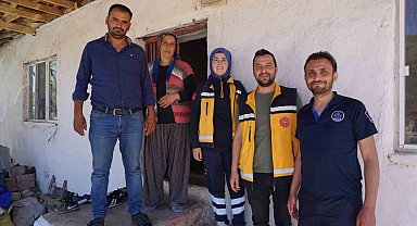 Ambulansta doğan Nehir bebek paramedik ekibiyle buluştu