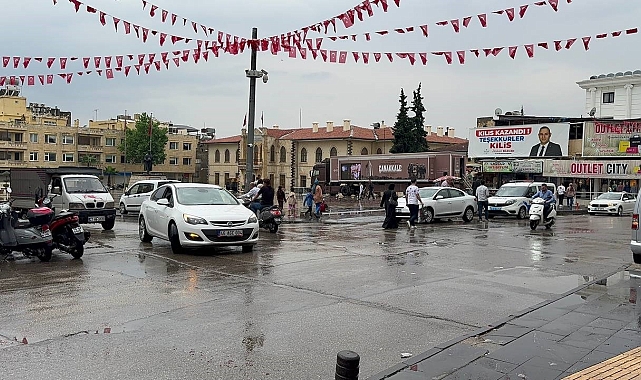 Aniden bastıran sağanak yağış, parkın istinat duvarının çökmesine sebep oldu