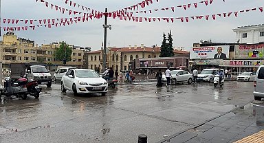 Aniden bastıran sağanak yağış, parkın istinat duvarının çökmesine sebep oldu