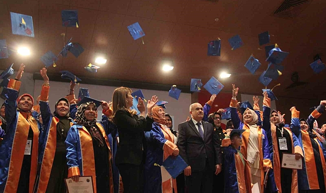 Anne ve anne adayları kep atarak mezuniyet heyecanı yaşadı