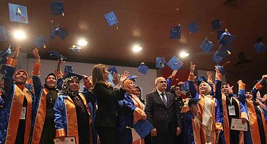 Anne ve anne adayları kep atarak mezuniyet heyecanı yaşadı