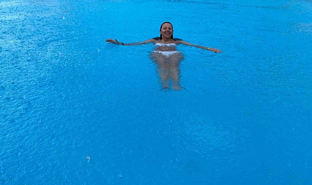 Antalya&#039;da tatilciler, yağmura yakalandı