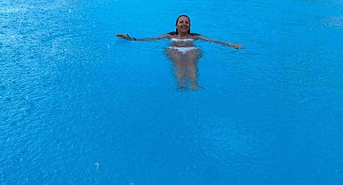 Antalya'da tatilciler, yağmura yakalandı