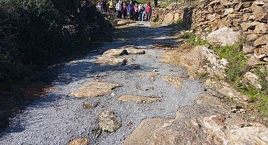 Antik yola beton döktüler