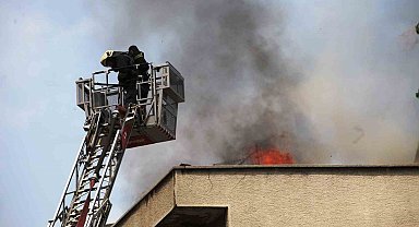 Apartmanın çatısında yangın paniği yaşandı