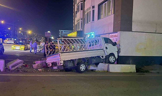 Ara sokağa girmek isteyen kamyonet, virajı alamadı dükkanlara daldı