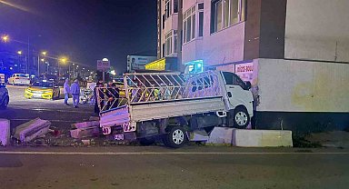 Ara sokağa girmek isteyen kamyonet, virajı alamadı dükkanlara daldı