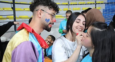 "Asıl engelli fiziksel olanlar değil, düşünce dünyasındaki engelleri aşamayanlardır"