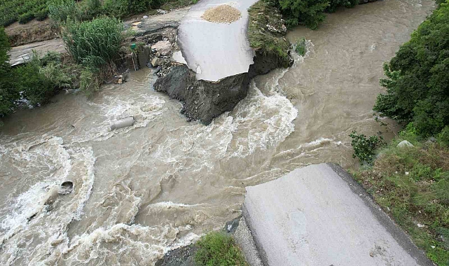 Aşırı yağışlar, dere köprüsünü yıktı