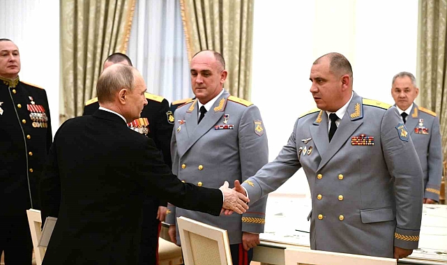 &quot;Askerlerimizin üstünde sinek gibi insansız hava araçları uçuyor&quot;