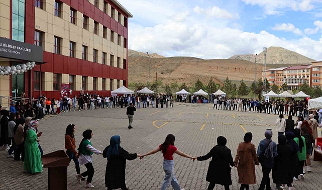 Atatürk Üniversitesi öğrencileri, Gençlik festivalinde gönüllerince eğlendiler