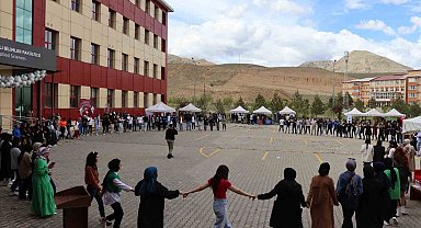 Atatürk Üniversitesi öğrencileri, Gençlik festivalinde gönüllerince eğlendiler