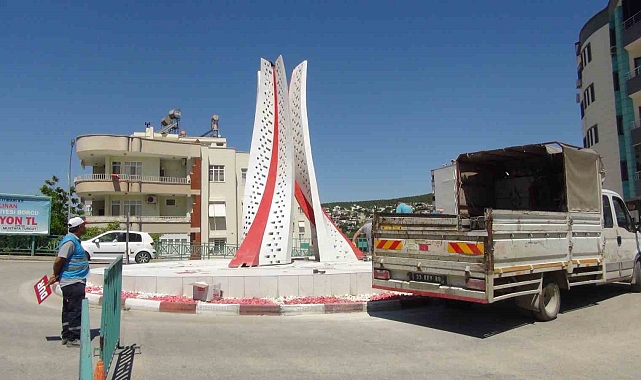 Ay Yıldız anıtının sökülmesine tepki yağdı