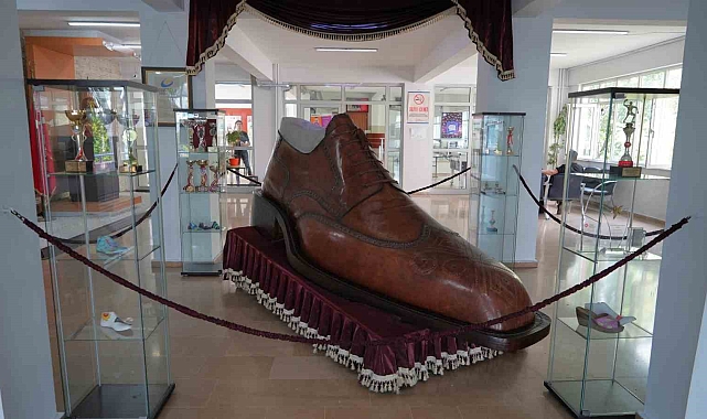 Ayakkabı üretimi yapan öğrenciler, üretimden gelir elde ediyor.