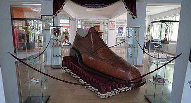 Ayakkabı üretimi yapan öğrenciler, üretimden gelir elde ediyor.