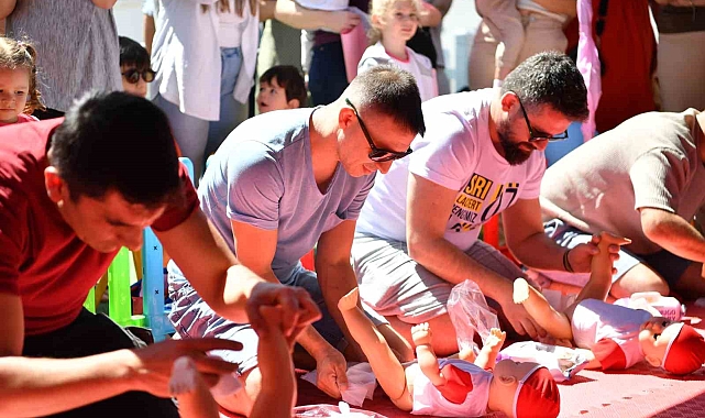 Babalarla Bebek Bezi Bağlama Yarışması, renkli görüntülere sahne oldu