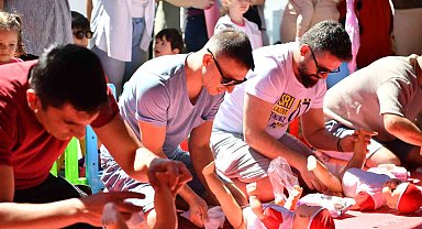 Babalarla Bebek Bezi Bağlama Yarışması, renkli görüntülere sahne oldu