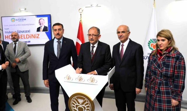 Bakan Özhaseki: &quot;Seçim biter geçim başlar. Şimdi iş başında koşturma vakti&quot;