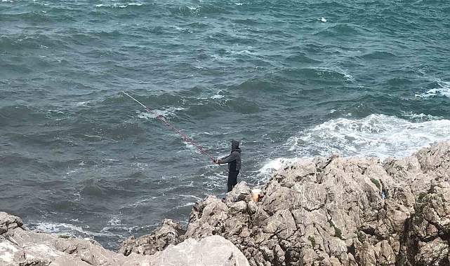 Balık tutmak için canını hiçe saydı