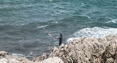 Balık tutmak için canını hiçe saydı