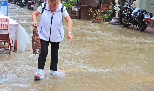 Balıkesir&#039;de etkili olan sağanak yağış nedeniyle yollar göle döndü