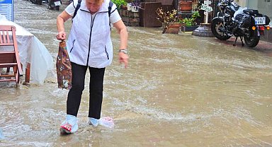 Balıkesir'de etkili olan sağanak yağış nedeniyle yollar göle döndü