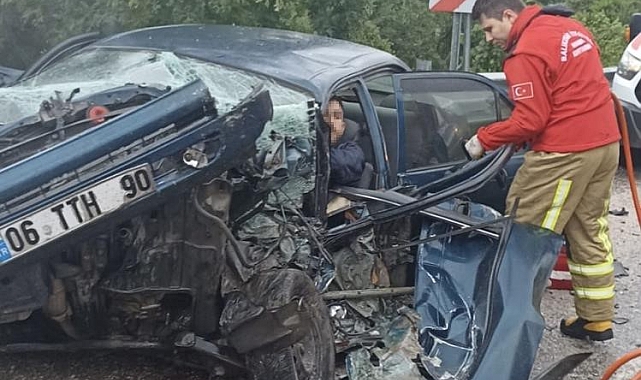 Balıkesir&#039;de trafik kazası: Tırın dorsesi otomobili biçti