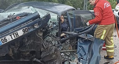 Balıkesir'de trafik kazası: Tırın dorsesi otomobili biçti