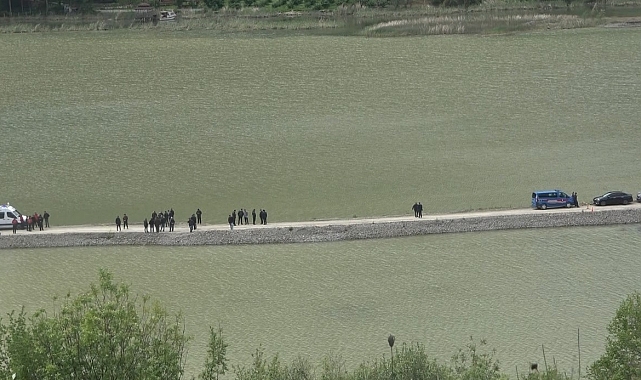 Baraja devrilen kamyon sürücüsü hayatını kaybetti