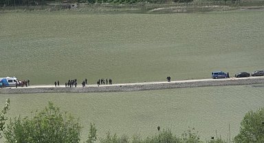 Baraja devrilen kamyon sürücüsü hayatını kaybetti