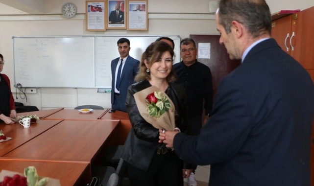 Başkan Çamcı öğretmenlere gül verdi
