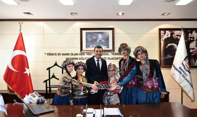 Başkan Çavuşoğlu&#039;na halk oyunları şampiyonlarını ağırladı