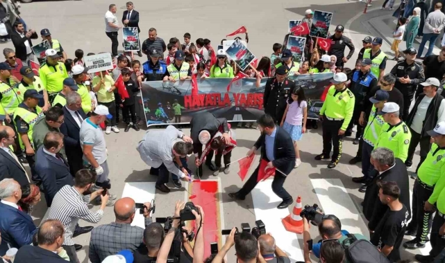 Başkan Dinçer öğrencilerle yaya geçidi çizgisini boyadı