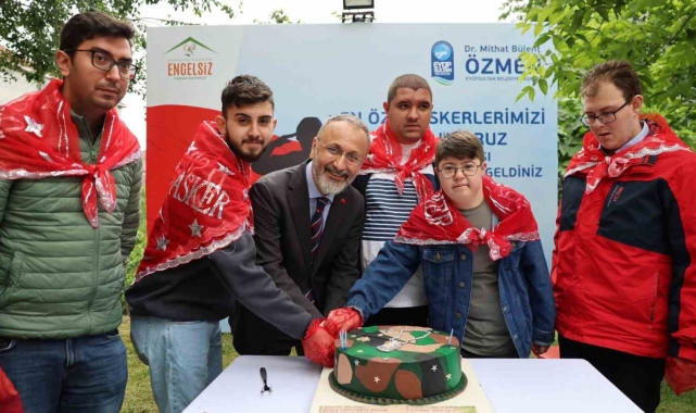 Başkan Özmen özel gençleri askere uğurladı