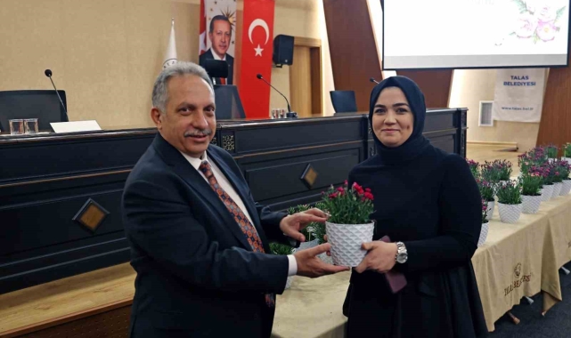 Başkan Yalçın Anneler Günü&#039;nü çiçeklerle kutladı