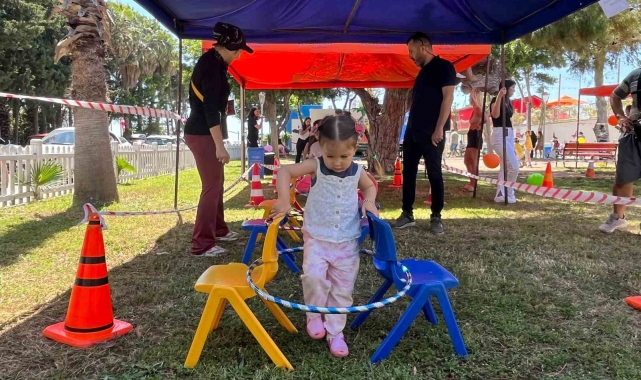 Bebek parkında ebeveynler ve bebekler cimnastik yapıp eğlendi