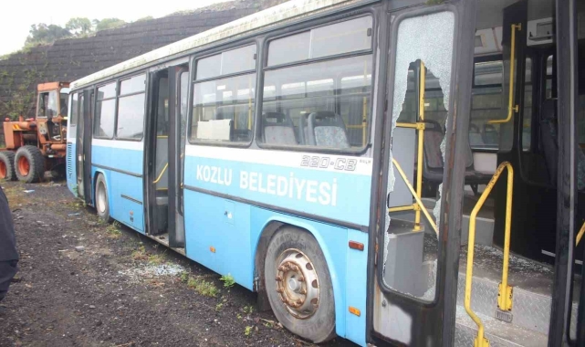 Belediyenin park halindeki otobüslerine zarar verildi