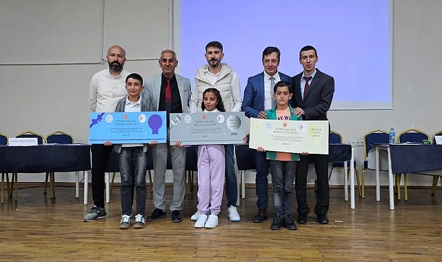 &#039;Bil Bakalım Bilgi Yarışması&#039;nda dereceye giren öğrencilere ödülleri verildi